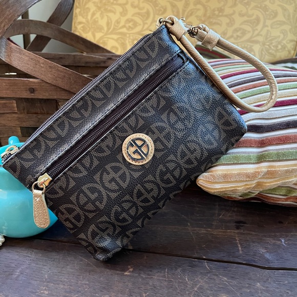 GIANI BERNINI Block Signature Wristlet - Picture 1 of 10